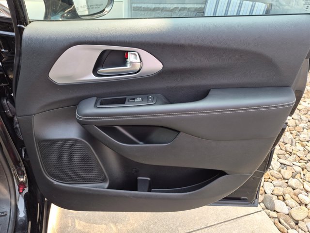 Used 2025 Chrysler Pacifica Limited FWD image 35