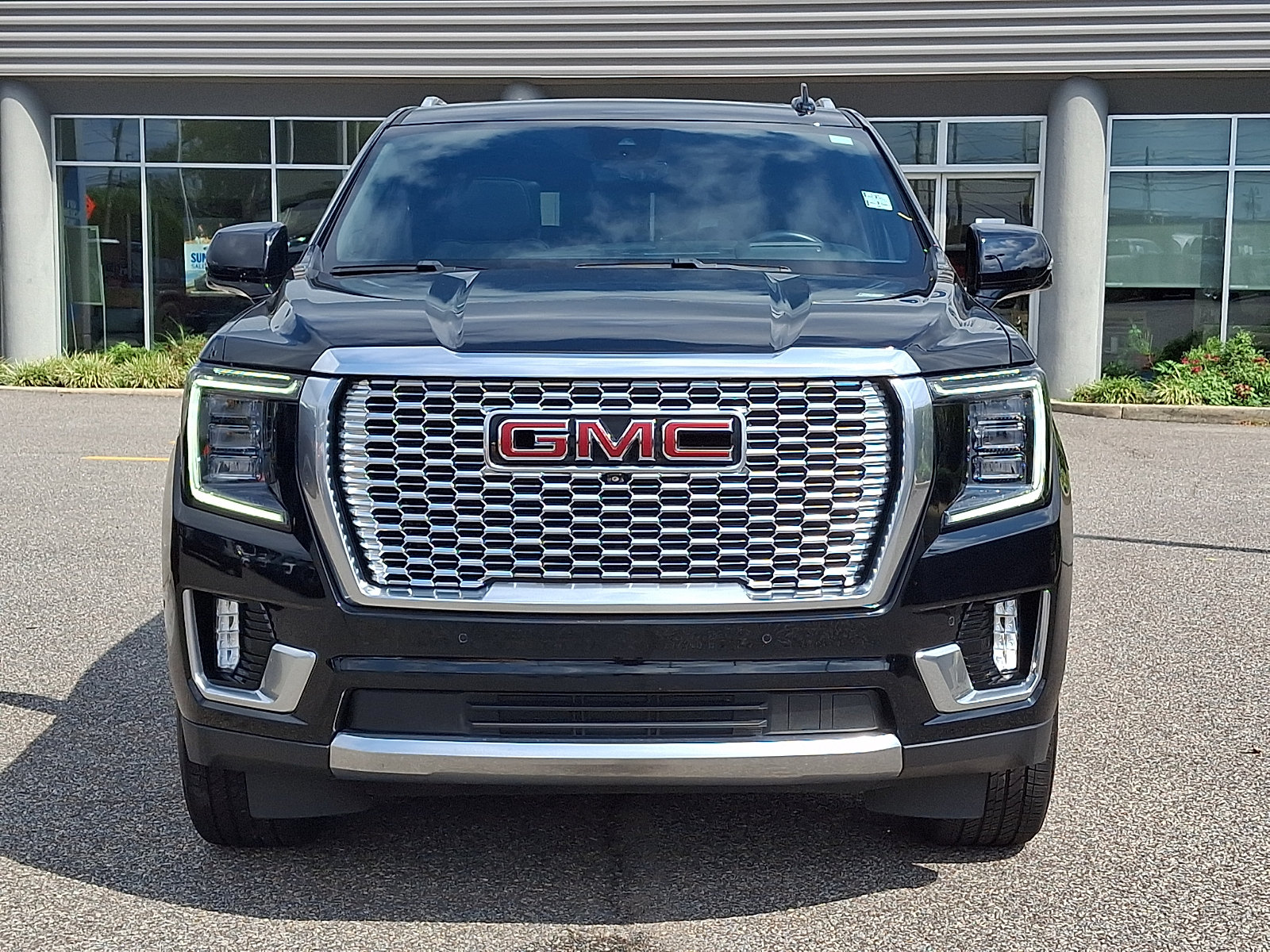Used 2024 GMC Yukon Denali w/ Denali Reserve Package AWD/4WD image 3