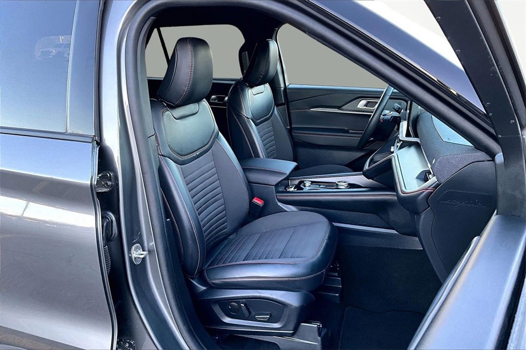 Certified 2025 Ford Explorer ST-Line w/ ST-Line Street Pack image 7