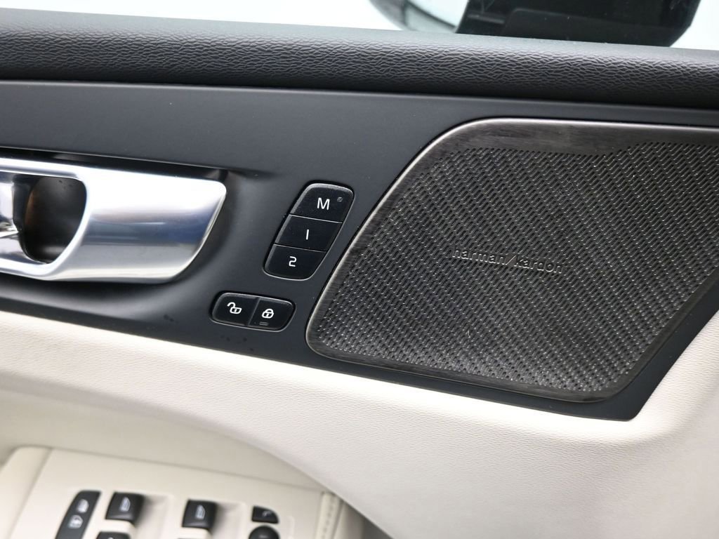 Used 2023 Volvo XC60 B5 Plus image 38