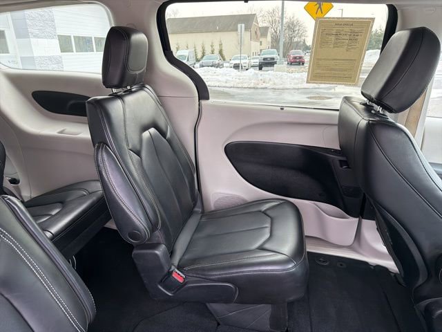 Used 2023 Chrysler Pacifica Touring-L FWD image 37