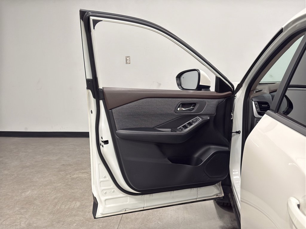 Used 2023 Nissan Rogue SV image 9