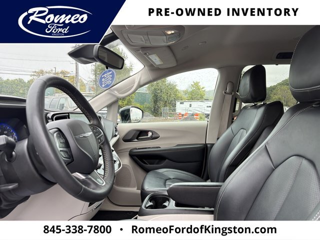 Used 2024 Chrysler Pacifica Touring-L FWD image 11