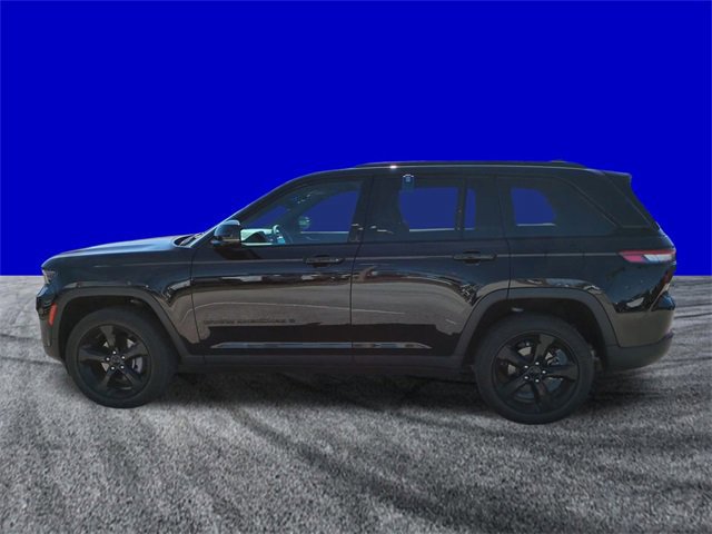Used 2024 Jeep Grand Cherokee Altitude image 2