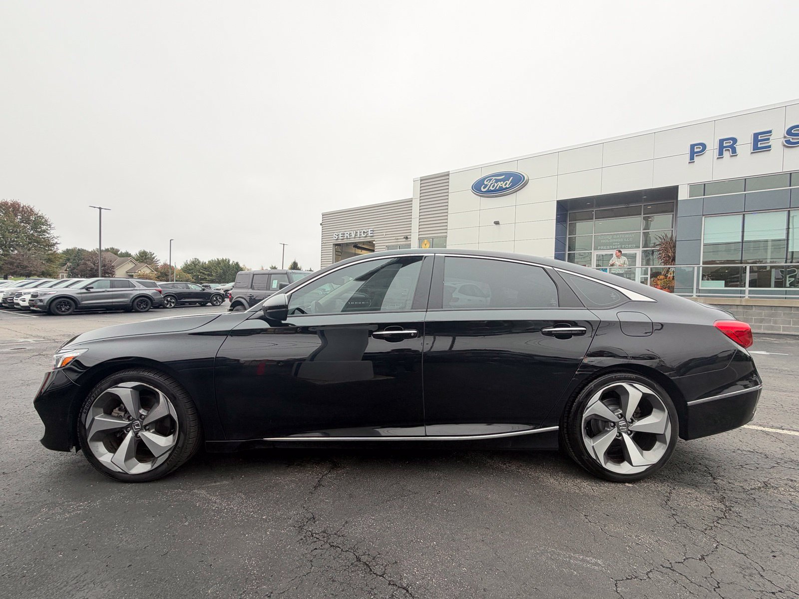 Used 2020 Honda Accord Touring image 2
