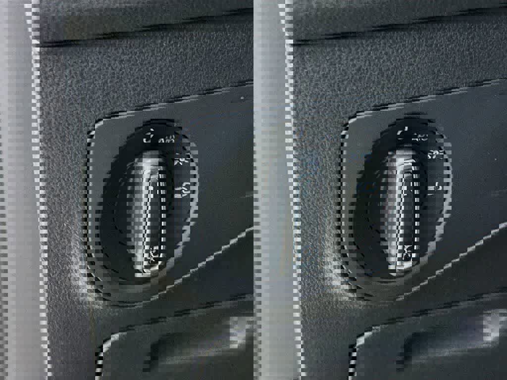 Used 2021 Volkswagen Tiguan SE image 27