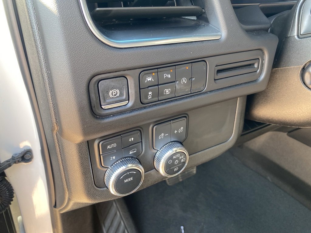 Used 2024 GMC Yukon SLT w/ SLT Luxury Package image 30