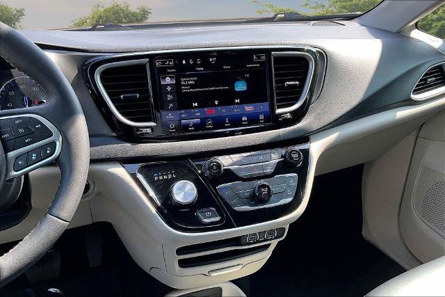 Used 2023 Chrysler Pacifica Touring-L FWD image 6