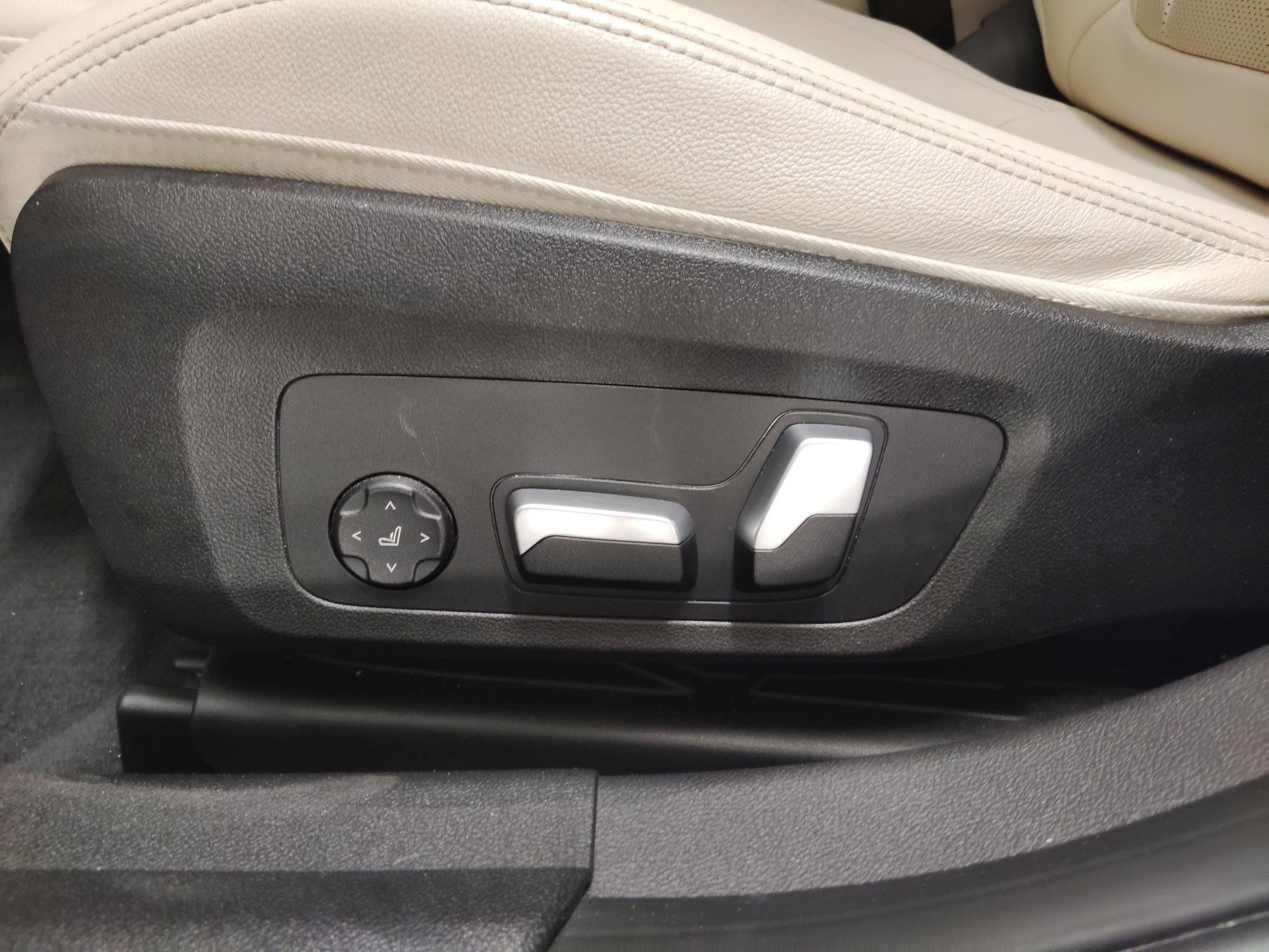 Used 2023 BMW 330i Sedan w/ Premium Package image 12