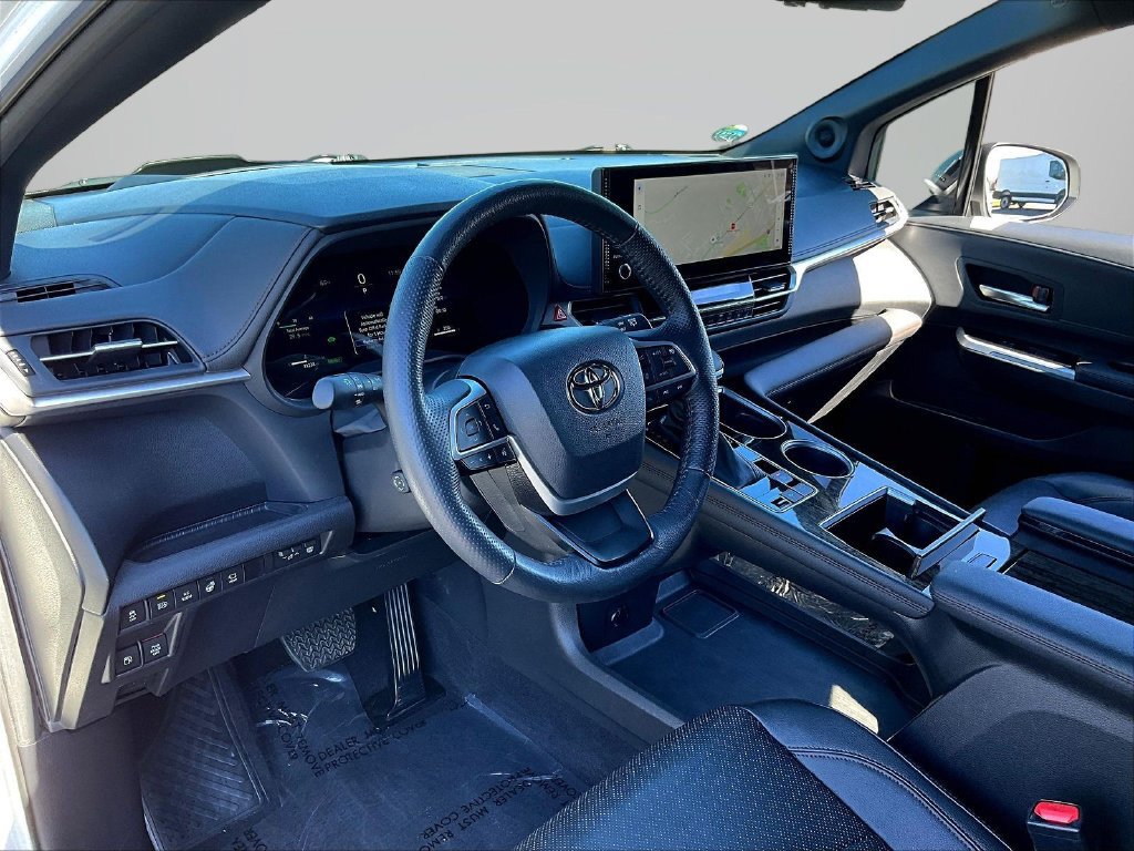 Used 2025 Toyota Sienna Platinum AWD/4WD image 21