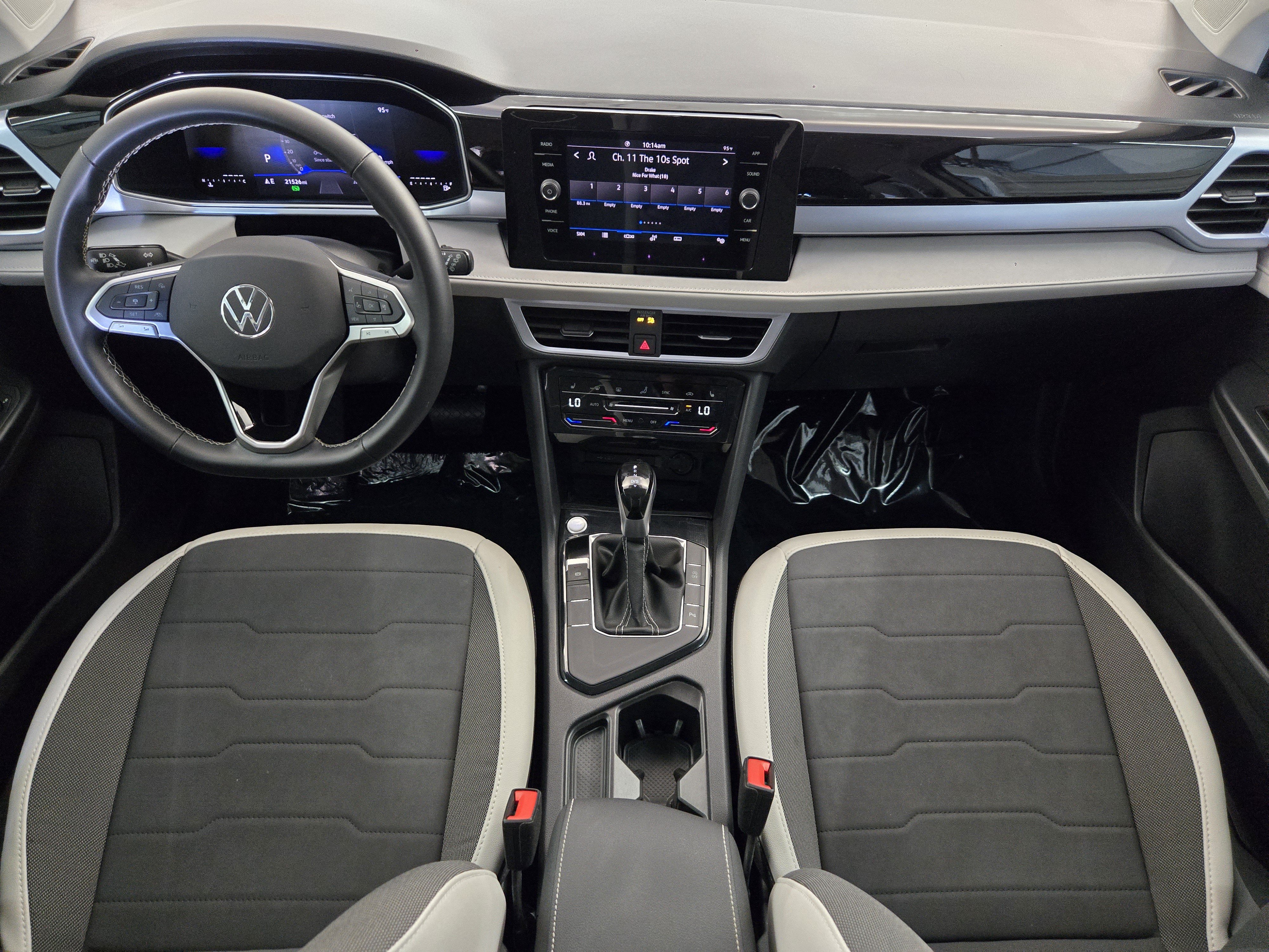 Used 2025 Volkswagen Taos SE w/ Panoramic Sunroof Package FWD image 28