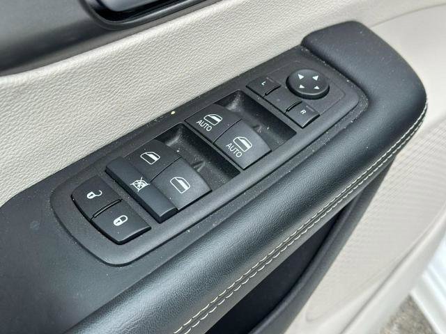 Used 2024 Chrysler Pacifica Touring-L FWD image 17