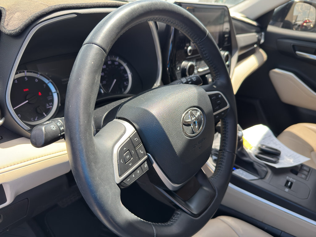 Used 2024 Toyota Highlander XLE FWD image 13