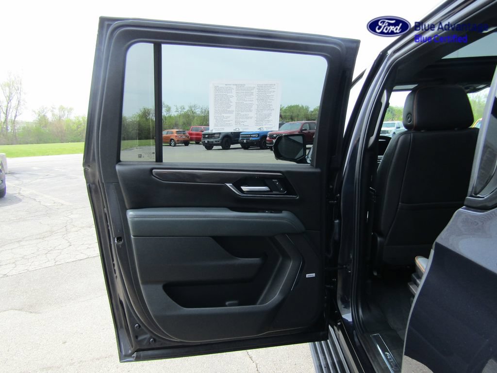 Used 2025 GMC Yukon XL AT4 w/ AT4 Premium Package AWD/4WD image 42