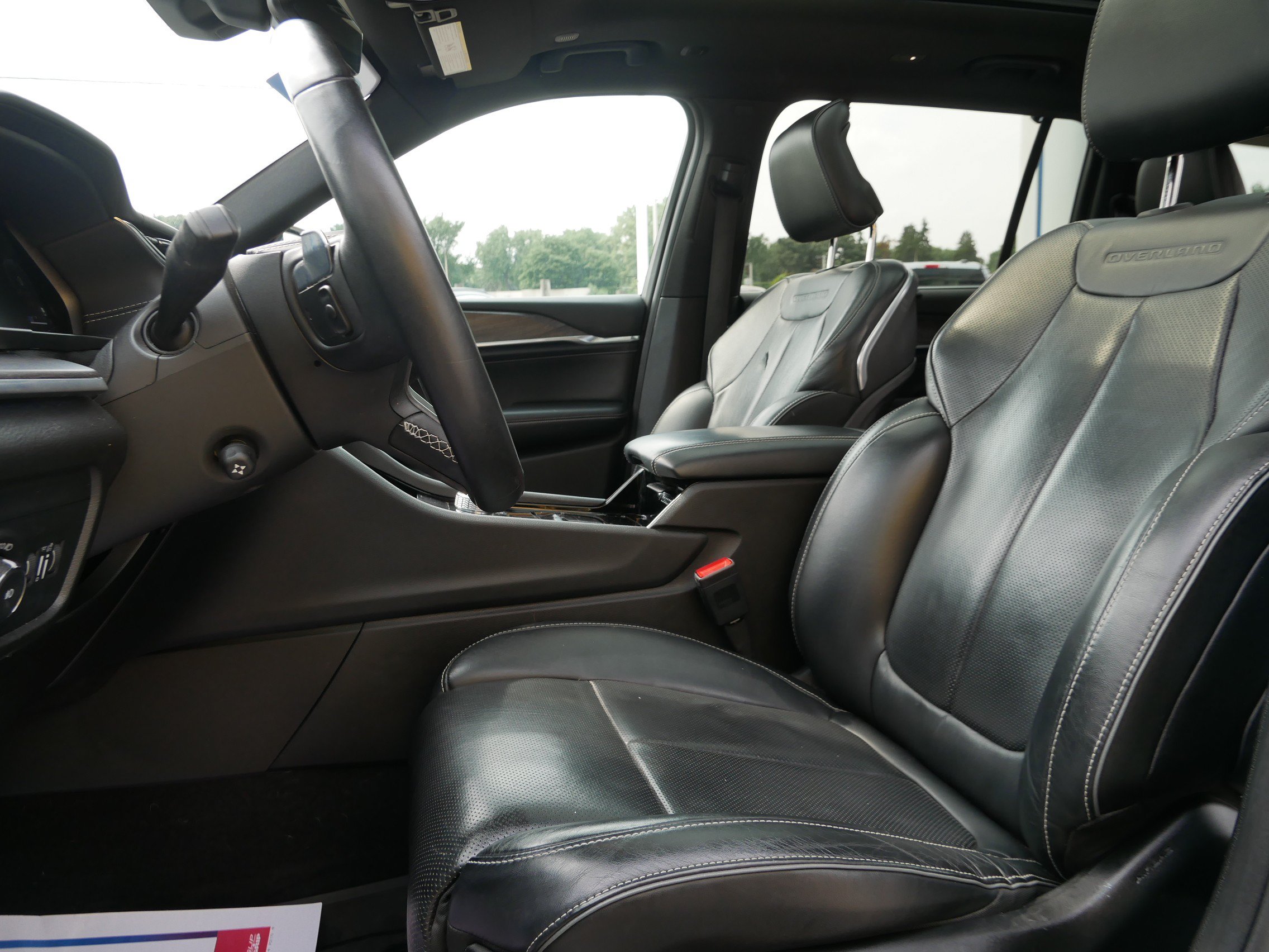 Used 2022 Jeep Grand Cherokee L Overland w/ Luxury Tech Group IV AWD/4WD image 4