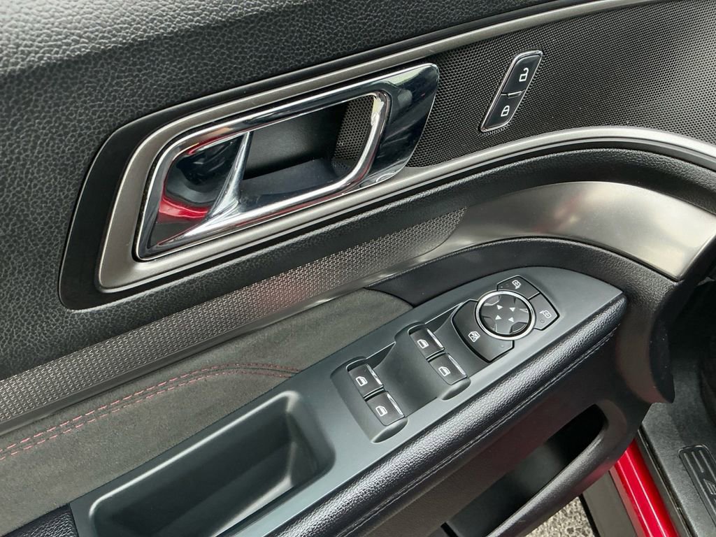 Certified 2019 Ford Explorer XLT w/ Equipment Group 202A FWD image 16