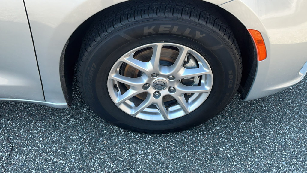 Used 2024 Chrysler Pacifica Touring-L FWD image 12