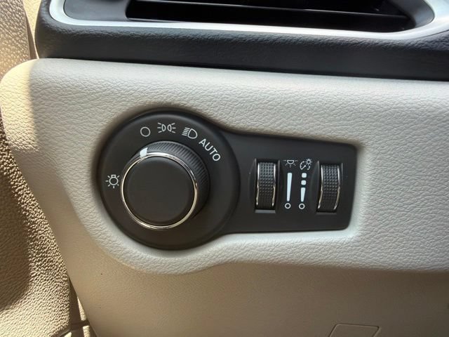 Used 2022 Chrysler Voyager LX FWD image 27