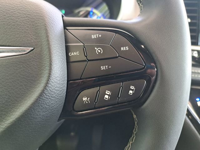 Used 2024 Chrysler Pacifica Limited FWD image 16