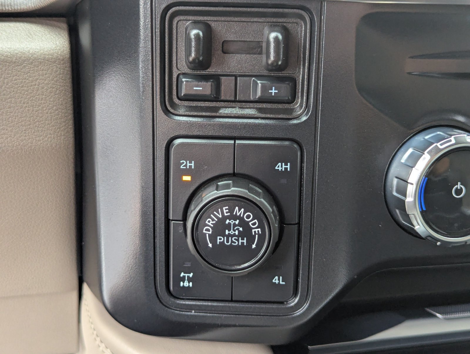 Certified 2026 Ford F250 Platinum w/ Platinum Plus Package AWD/4WD image 37