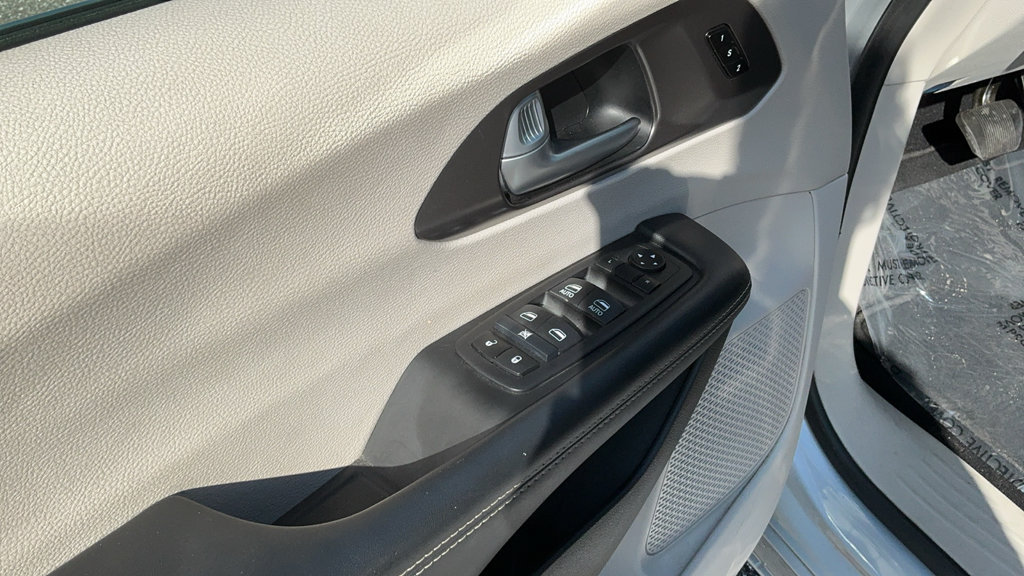 Used 2024 Chrysler Pacifica Touring-L FWD image 15