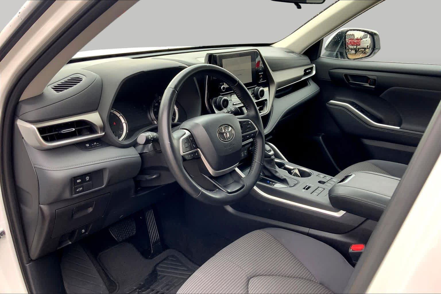 Used 2025 Toyota Highlander LE AWD/4WD image 18