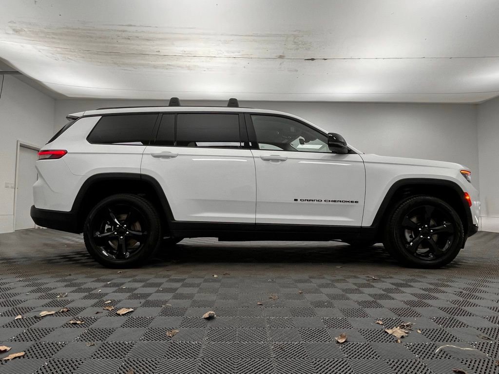 Used 2023 Jeep Grand Cherokee L Limited w/ Black Appearance Package image 2