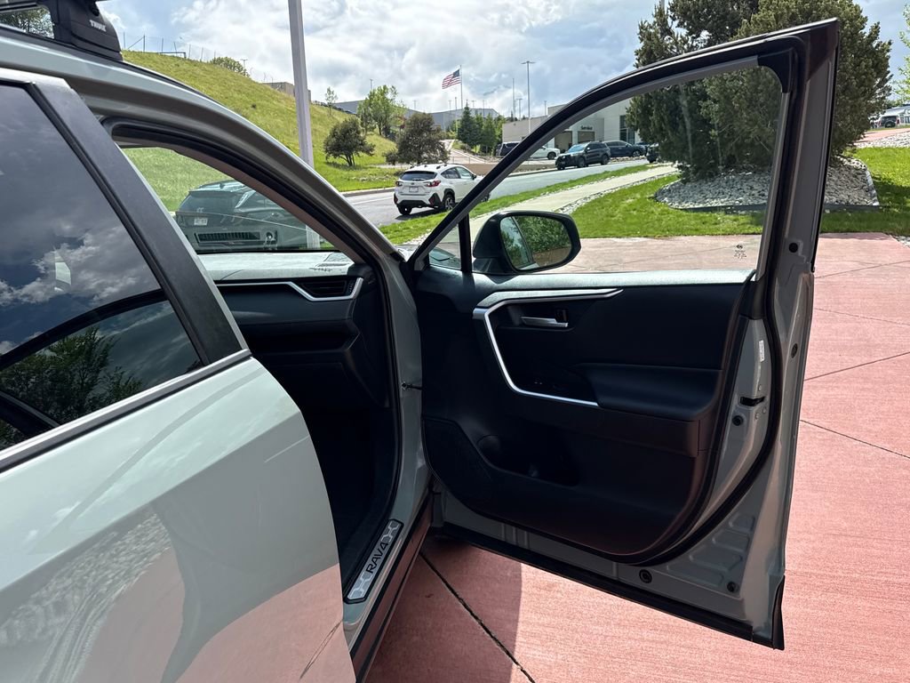 Used 2021 Toyota RAV4 XLE AWD/4WD image 29