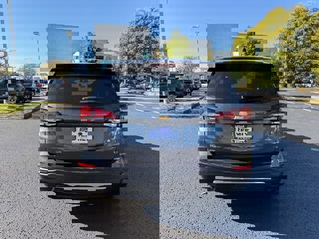 Used 2023 Chevrolet Equinox LT w/ Driver Convenience Package image 5