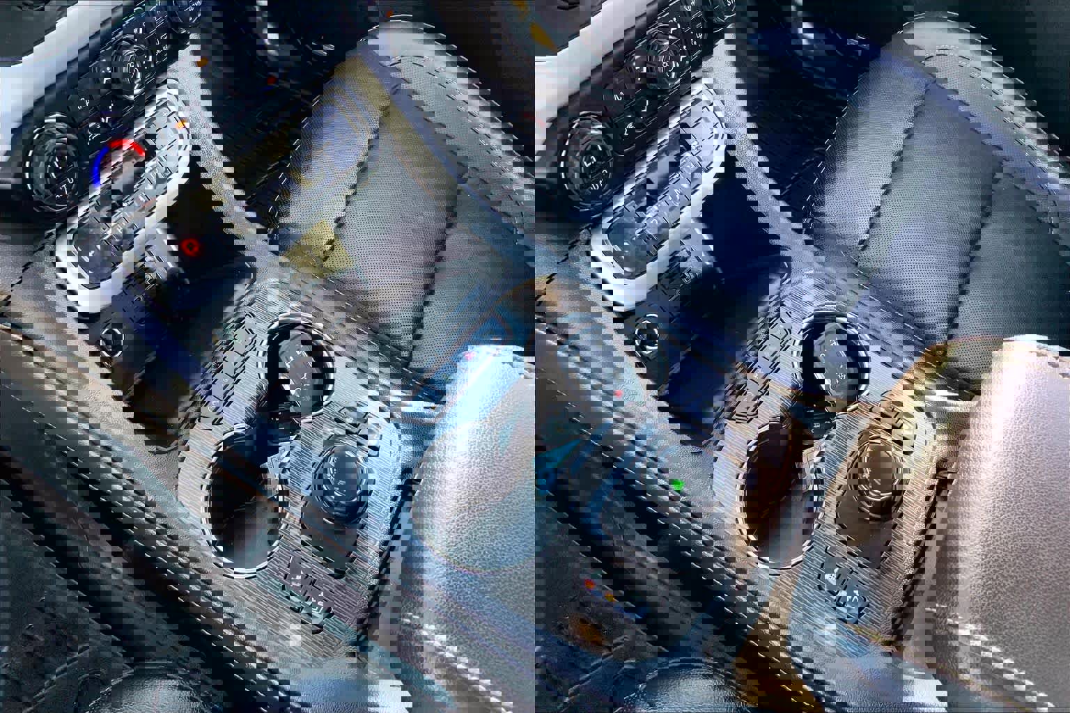 Used 2020 GMC Acadia SLT w/ Premium Package image 15