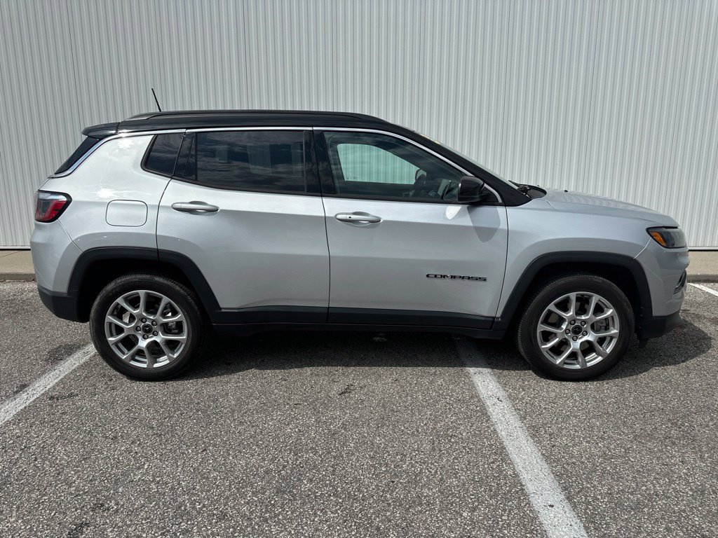 Used 2025 Jeep Compass Limited AWD/4WD image 9