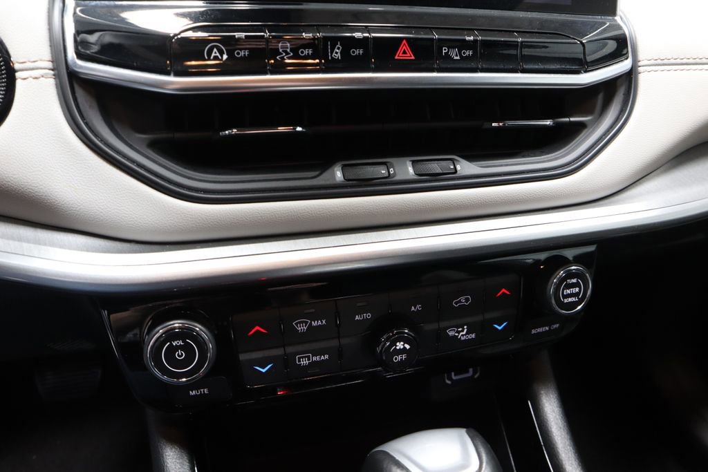 Used 2025 Jeep Compass Limited image 32