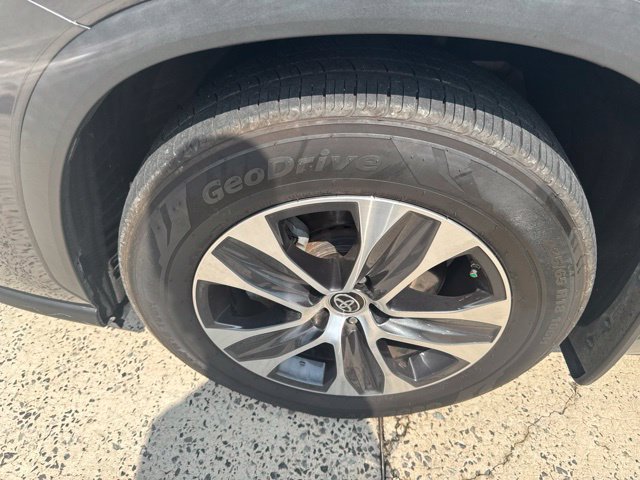 Used 2023 Toyota Highlander XLE AWD/4WD image 5