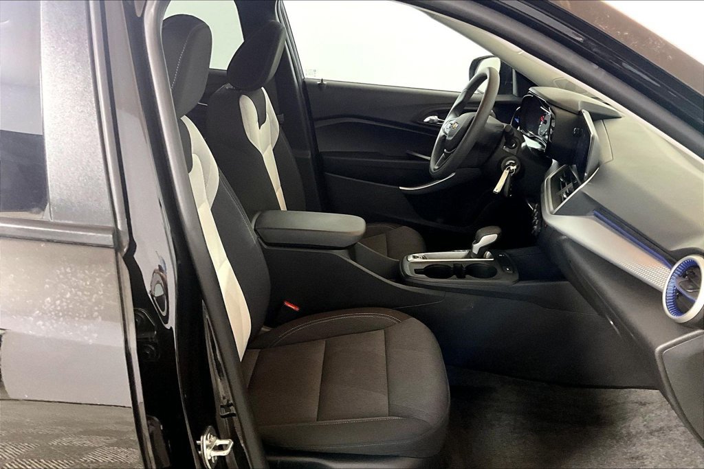 Used 2025 Chevrolet Trax LS FWD image 6