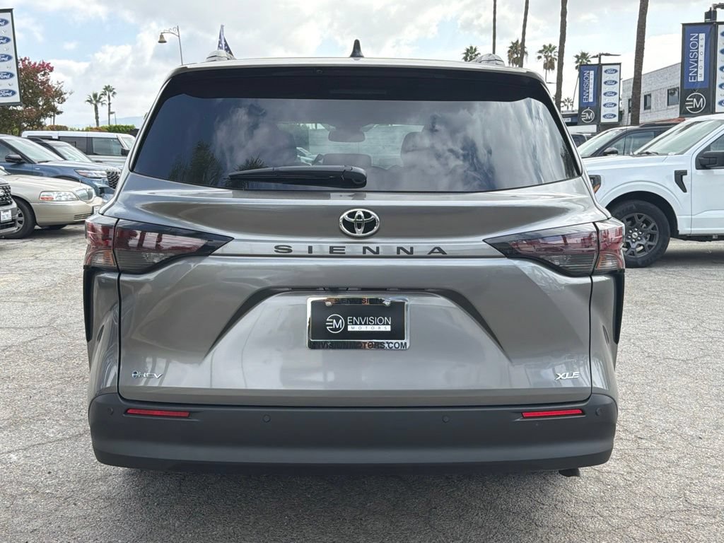 Used 2026 Toyota Sienna XLE FWD image 8