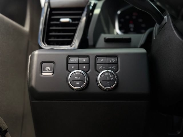 Used 2024 GMC Sierra 2500 AT4 w/ Technology Package AWD/4WD image 12