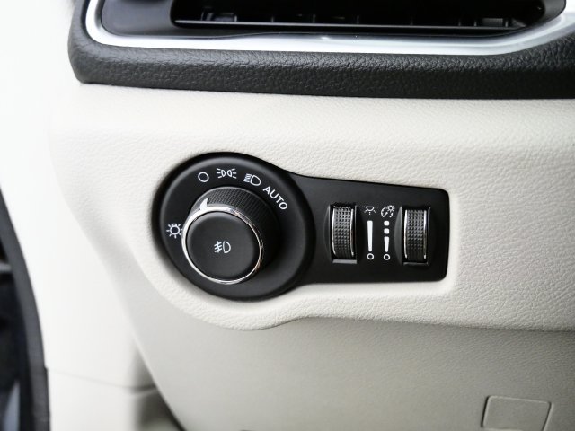 Used 2023 Chrysler Pacifica Limited FWD image 27