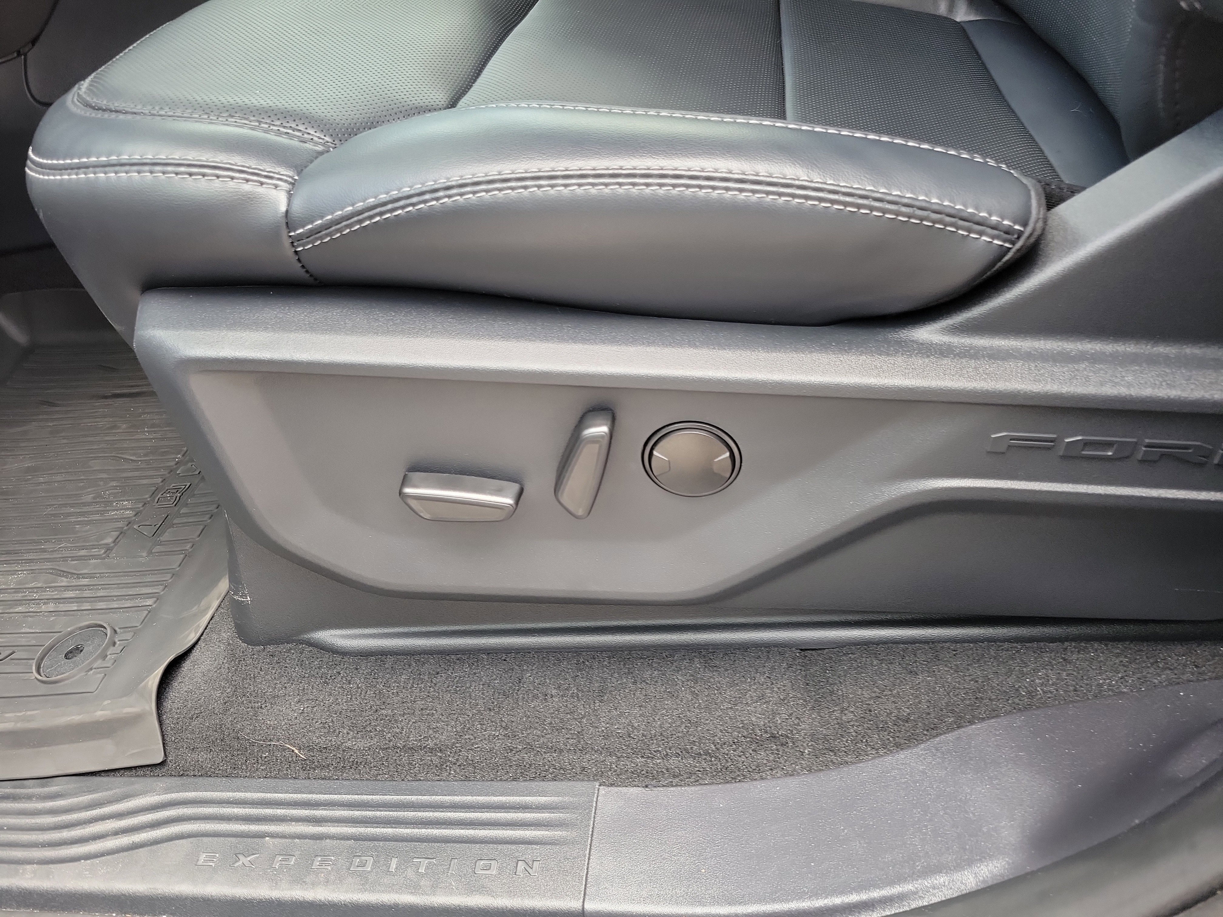 Certified 2025 Ford Expedition Platinum w/ Stealth Performance Package AWD/4WD image 18