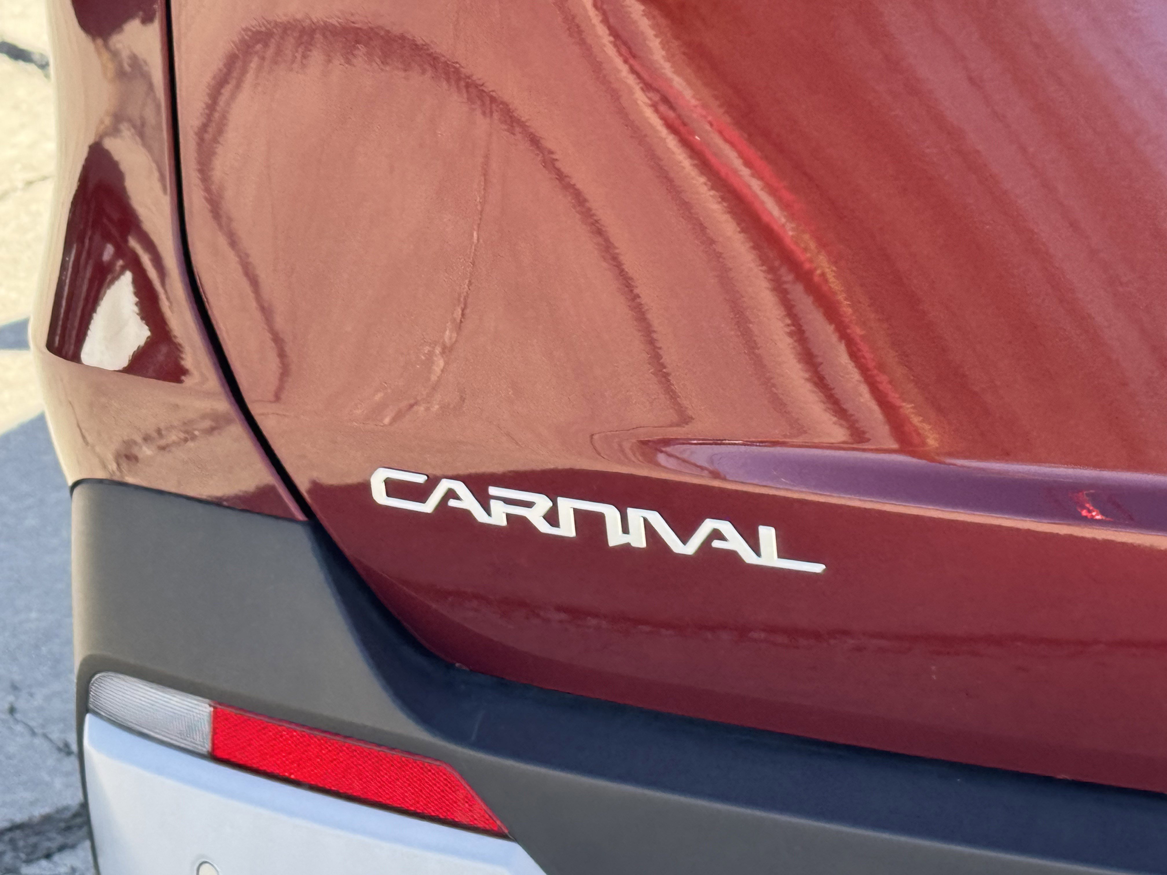 Used 2025 Kia Carnival EX image 10