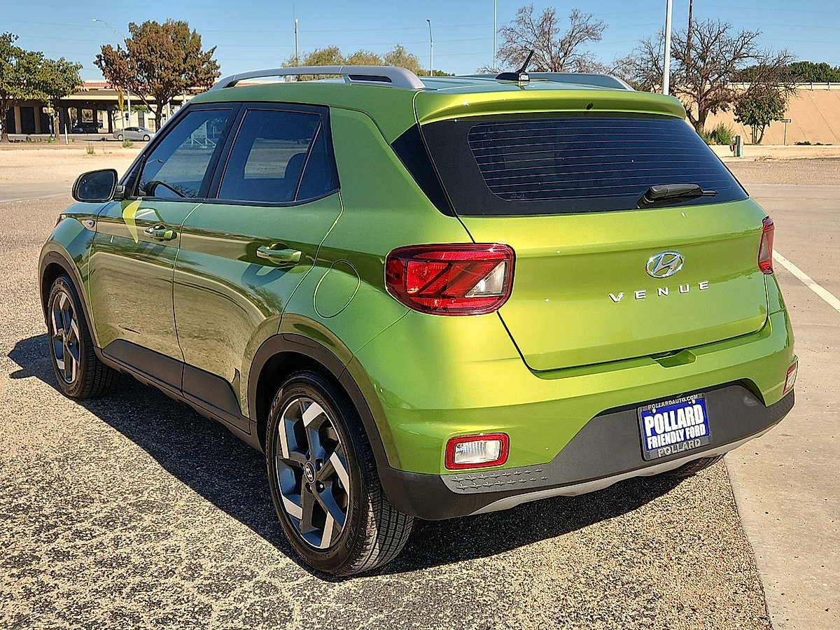 Used 2023 Hyundai Venue SEL FWD image 3