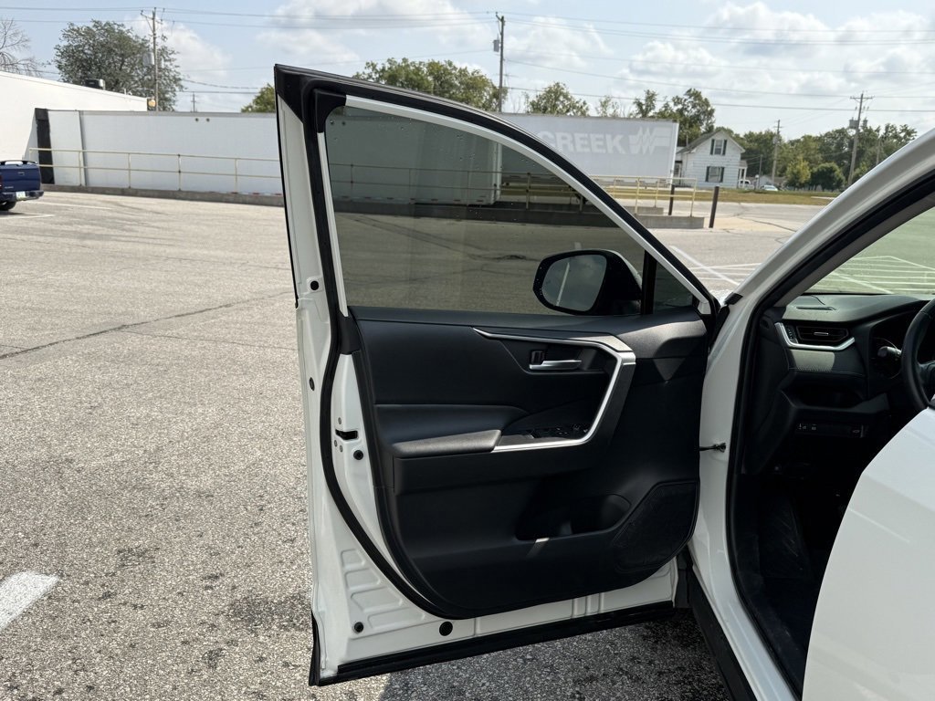Used 2022 Toyota RAV4 XLE Premium image 12