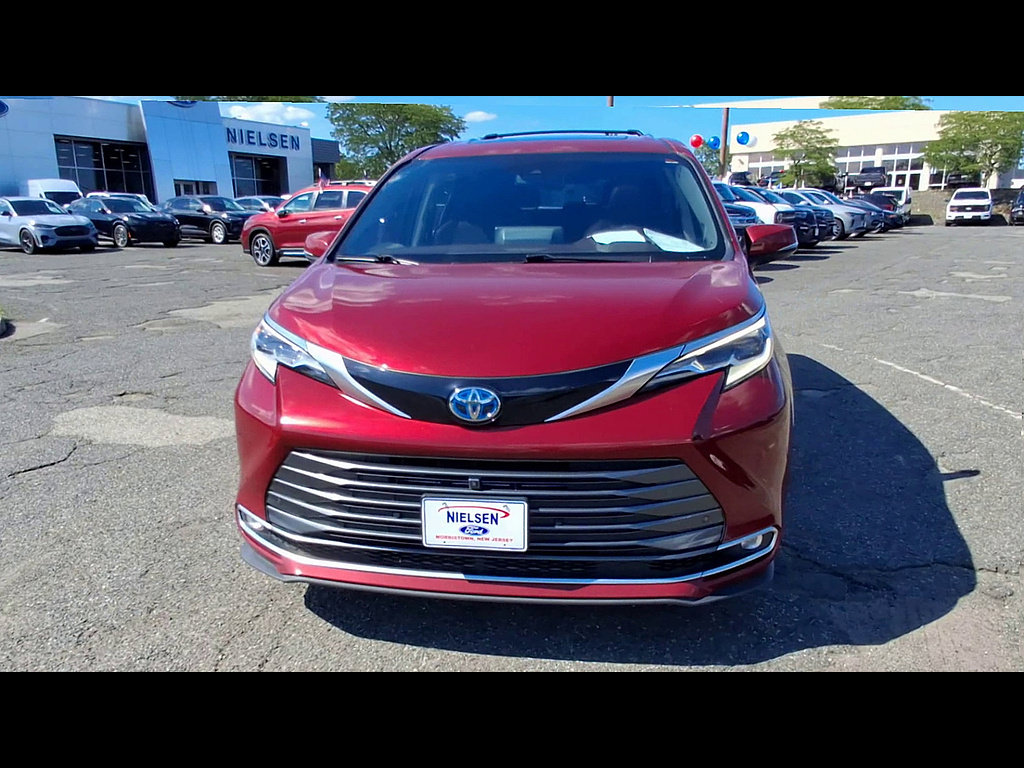 Used 2023 Toyota Sienna Platinum AWD/4WD image 3