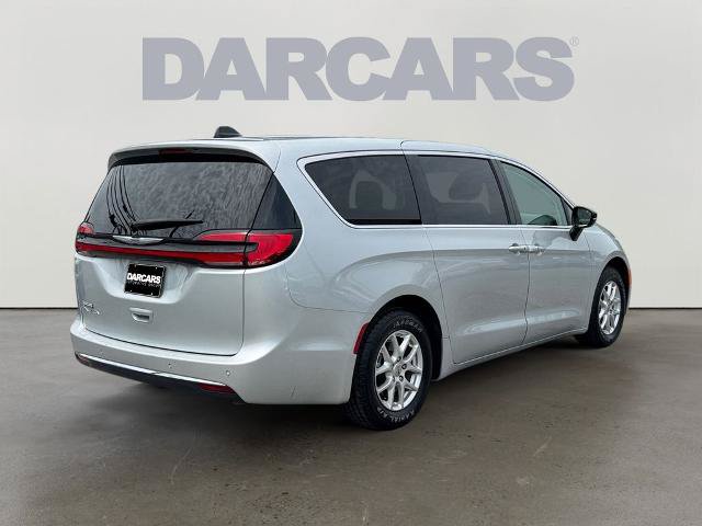 Used 2024 Chrysler Pacifica Touring-L FWD image 5