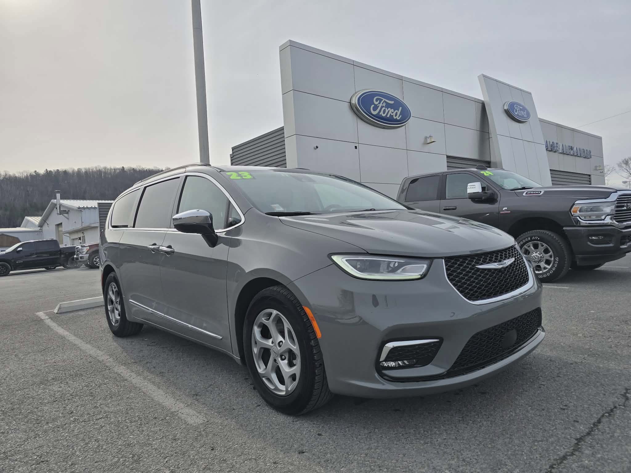 Used 2023 Chrysler Pacifica Limited FWD image 1