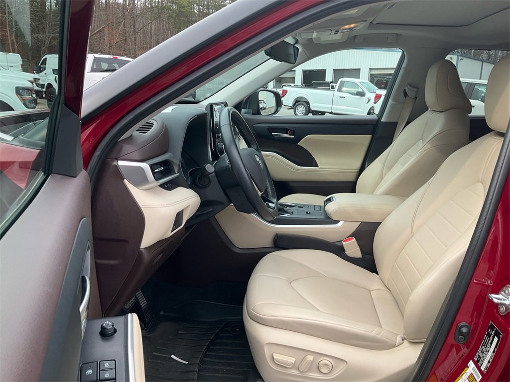 Used 2021 Toyota Highlander XLE image 16