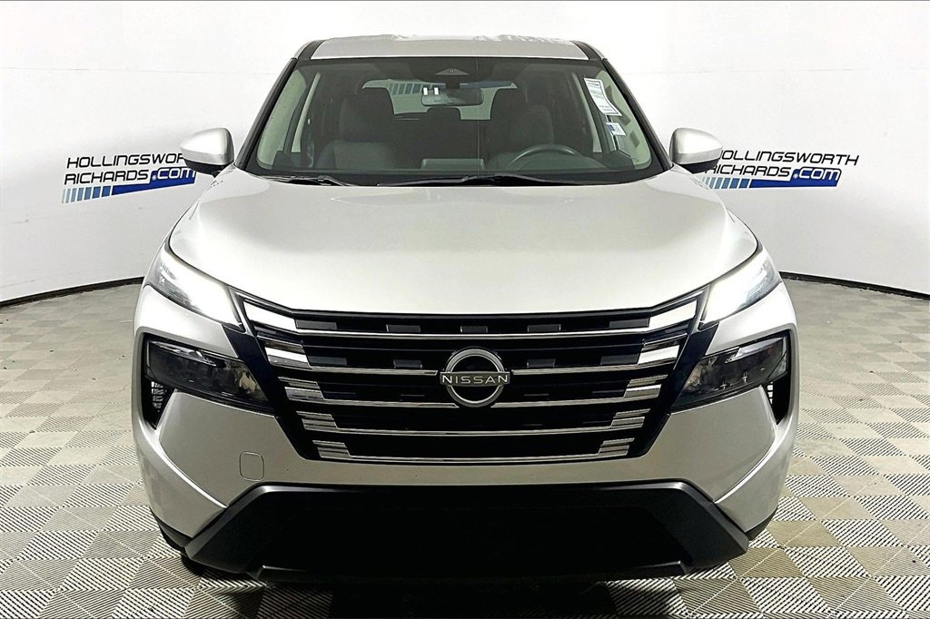 Used 2024 Nissan Rogue SV image 2