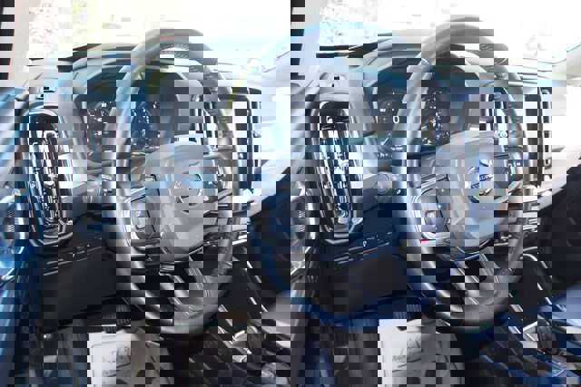 Used 2020 Volvo XC40 T4 Momentum image 15