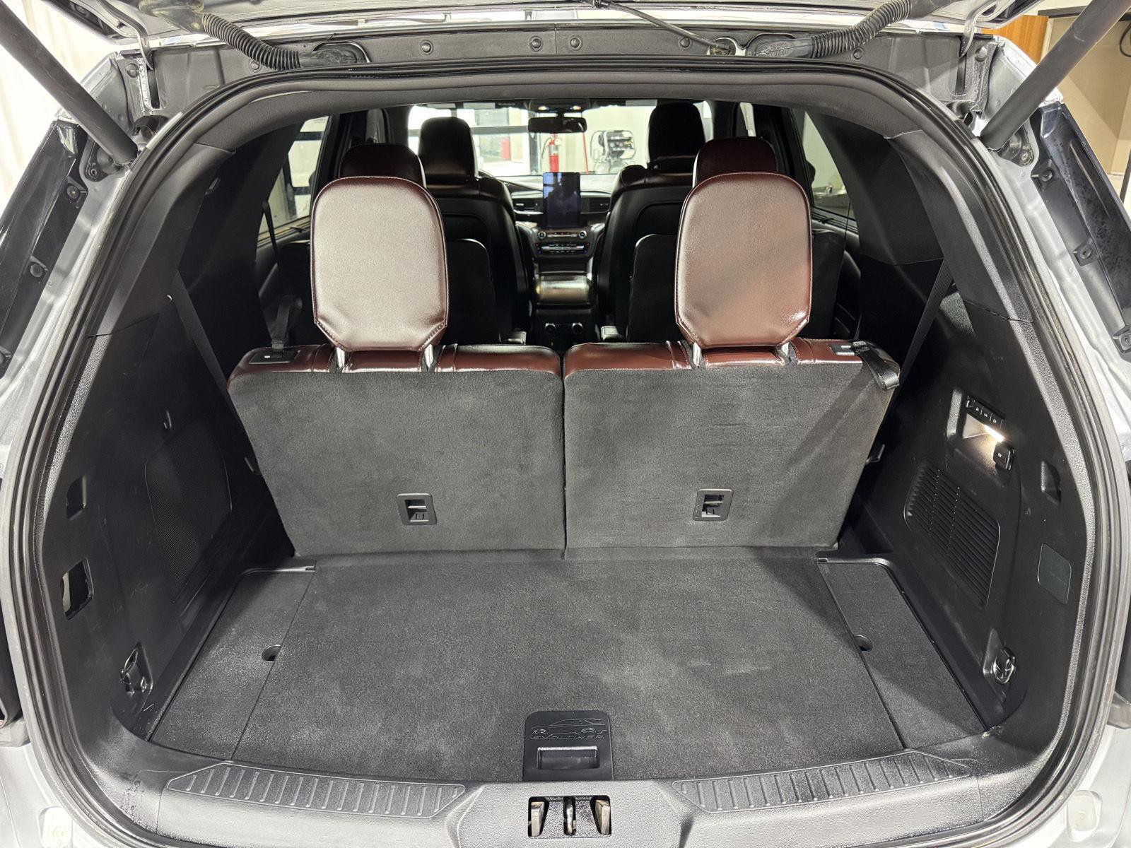 Certified 2020 Ford Explorer Platinum w/ Premium Technology Package AWD/4WD image 40