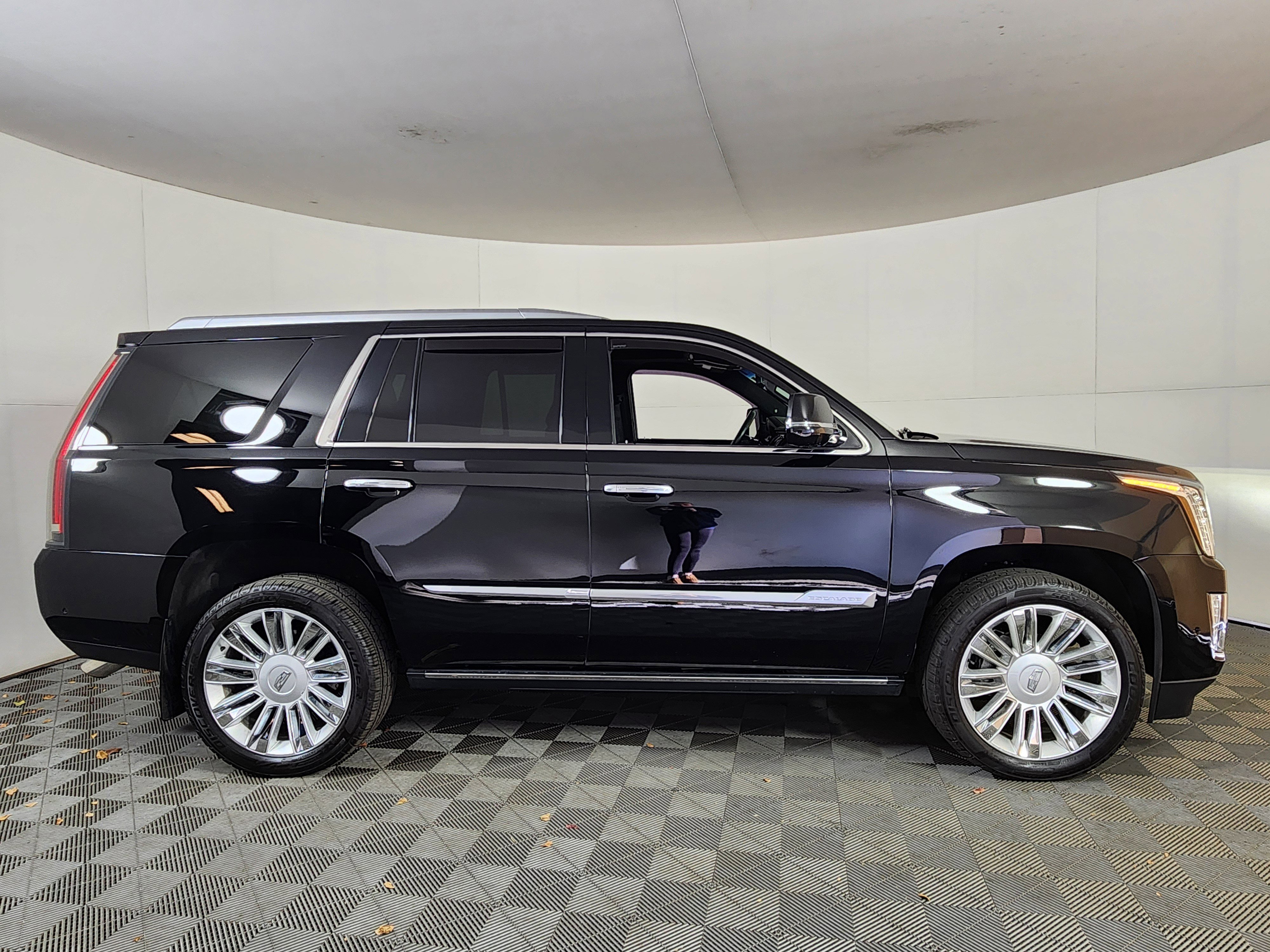 Used 2017 Cadillac Escalade Platinum image 8