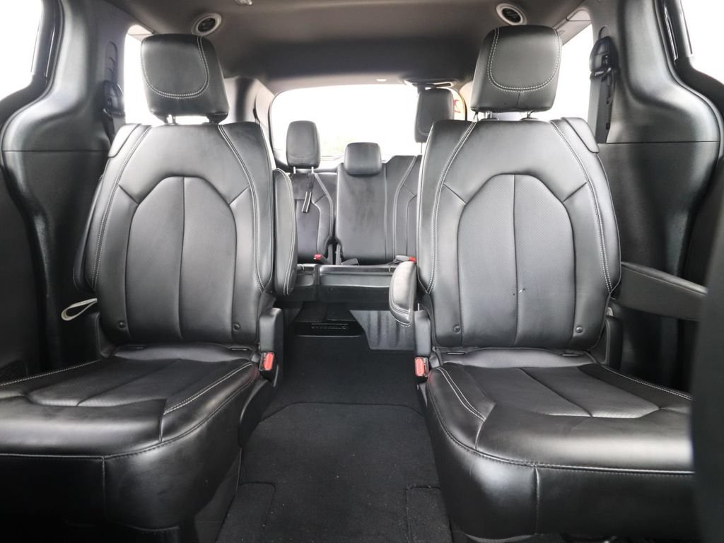 Used 2025 Chrysler Pacifica Select FWD image 9